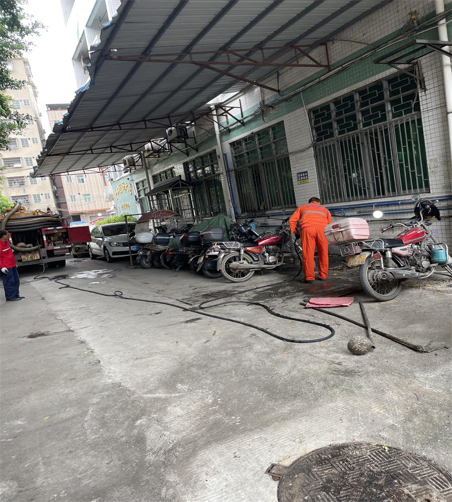 解決食堂飯店的排水排污問題—隔油池清理疏通